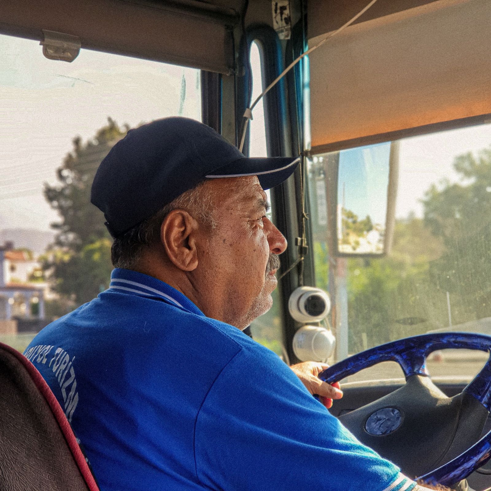 バスを運転する乗務員