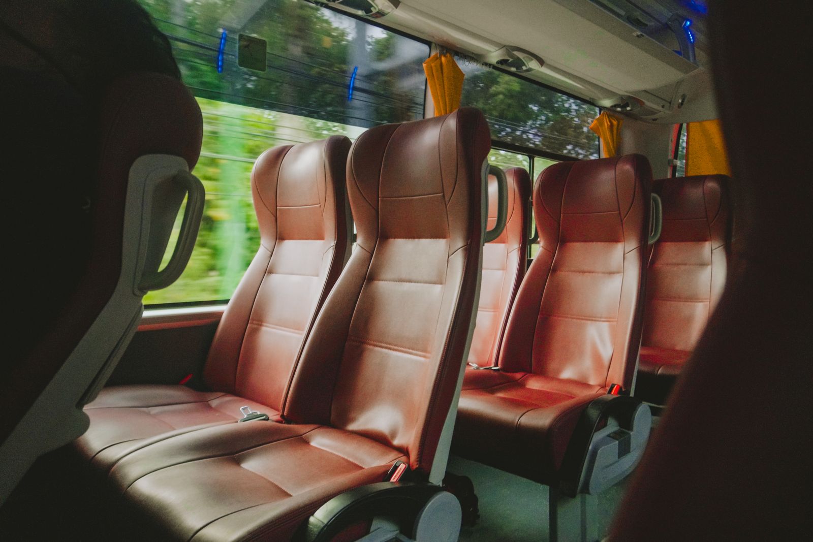 観光バスの車内。革張りのリクライニングシートが並ぶ